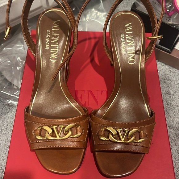 Valentino vlogo sandal. Mid heel. - Picture 4 of 9